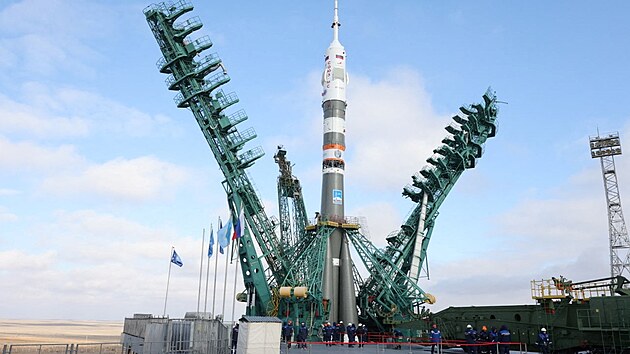 Raketa Sojuz 2.1a a lo sojuz MS-21 na startovac ramp ped letem k ISS, kter byl naplnovan na 18. 3. 2022.