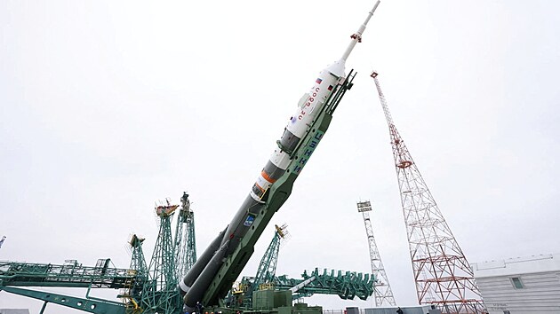 Zvedn rakety Sojuz 2.1a s lod Sojuz MS-21 na startovac rampu ped letem k ISS, kter byl naplnovan na 18. 3. 2022.