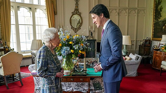 Britsk krlovna Albta II. a kanadsk premir Justin Trudeau na prvn osobn schzce panovnice po pekonn covidu (Windsor, 7. nora 2022)