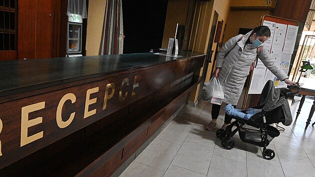 Uprchlice z Ukrajiny čeká na recepci brněnského hotelu Myslivna, ve kterém je ubytovaná.