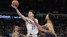 Vít Krej�í (vlevo) z Oklahoma City mezi hrá�i Memphisu. Vpravo je Kyle...