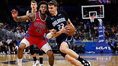 Saddiq Bey (v �erveném) z Detroitu a Franz Wagner z Orlanda.