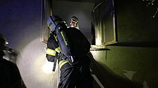 Na Vsetínsku hoel rodinný dm, zasahovaly tyi jednotky hasi. (13. bezna...