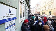 Stovky lidí ve frontě u budovy Úřadu práce v Roháčově ulici v Praze 3. (10.... | na serveru Lidovky.cz | aktuální zprávy