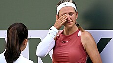 Bloruská tenistka Victoria Azarenková se v zápase na turnaji v Indian Wells...