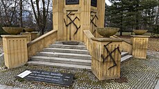 N�kolik �erných hákových k�í�� n�kdo nasprejoval na památník osvobození Rudou...