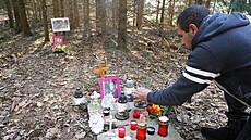 Příbuzní a přátelé vytvořili v lese u Chotěboře pomníček (19. března 2022).