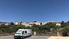 Ugíjar, obecní stellplatz se tymi parkovacími místy.