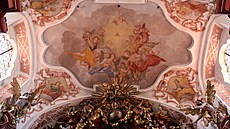 Autorství bohaté malíské výzdoby se pipisuje baroknímu malíi Frantiku Karlu...