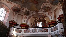 Interiér barokního kostela sv. Václava v Novém Sedle na Lounsku.