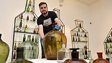 Kurátor výstavy o historii ústecké lahvárny Jakub Dole�el instaluje demi�on na...