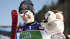 Marco Odermatt s malým k�i��álovým glóbem za celkové vít�zství v ob�ím slalomu.