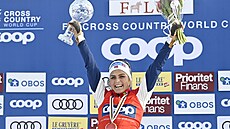 Therese Johaugová slaví vítězství v závodě na 10 km volně ve Falunu.