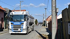 Jednou z neju��ích uli�ek obce Zlechov mí�í denn� stovky nákladních aut na...