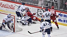 Momentka z prvního zápasu tvrtfinále play off hokejové extraligy: HC Ocelái...