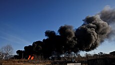 Kouř ze zničené letecké základny Vasylkiv jižně od Kyjeva. (12.03.2022)