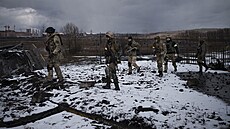 Ruské jednotky v ukrajinské Irpini ost�elují civilní obyvatelstvo, které se...