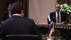 Schze ministr zahranií Ruska a Ukrajiny Sergeje Lavrova (vpravo) a Dmytra...
