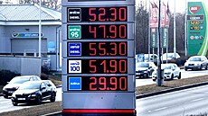 Čerpací stanice Benzina na Barrandově v Praze. Naproti čerpací stanice MOL a... | na serveru Lidovky.cz | aktuální zprávy