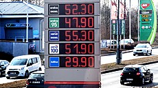 Čerpací stanice Benzina na Barrandově v Praze. Naproti čerpací stanice MOL a...