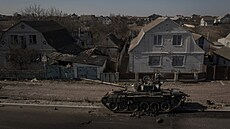 Zniené ruské tanky na pedmstí Brovary v Kyjevské oblasti (10. bezna 2022)