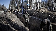 Ukrajintí vojáci budují zákopy v Kyjev. (11. bezna 2022)
