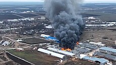 Továrna na dvee v Charkovské oblasti je v plamenech. (11. bezna 2022)