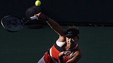 Japonka Naomi Ósakaová podává ve druhém kole turnaje v Indian Wells.