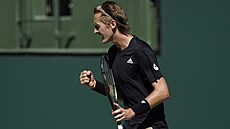 Amerian Sebastian Korda se hecuje ve druhém kole turnaje v Indian Wells.