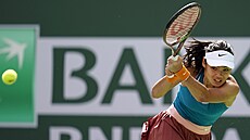 Britka Emma Raducanuová hraje bekhend ve tetím kole turnaje v Indian Wells.