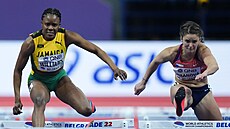 Helena Jiranová (vpravo) v rozb�hu �edesátky p�eká�ek na halovém MS v B�lehrad�