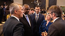 Jana Černochová s šéfem Pentagonu Lloydem Austinem, generálním tajemníkem NATO...
