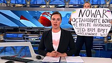 Protestující žena s protiválečným transparentem narušila vysílání ruské státní...