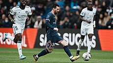 Lionel Messi z PSG rozehrává balon v duelu proti Bordeaux.