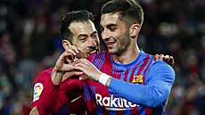 Ferran Torres z Barcelony slaví gól se Sergiem Busquetsem.