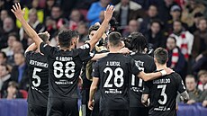 Fotbalisté Benfiky se radují z gólu na hřišti Ajaxu.