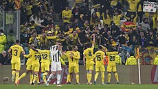 Fotbalisté Villarrealu slaví se svými fanoušky, kteří přicestovali do Turína na...