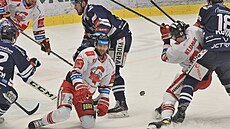 Mela p�ed vítkovickou brankou, na zemi kon�í Petr Kolouch z Olomouce.