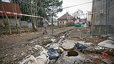 Po Je�t�dské ulici v Liberci te�e voda z prasklého zatrubn�ní potoka.