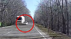 Taxiká� p�i p�edjí�d�ní málem smetl strá�níky, �eká ho veliký postih