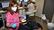 Zubní léka�ka Klára Sobotková v ordinaci v Horním Bene�ov�.