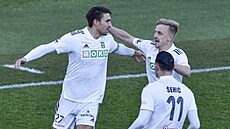 Hrá�i Karviné se radují z prvního gólu. Zleva autor gólu Michal Papadopulos,...