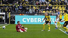 Marius Wolf střílí první gól Dortmundu do sítě Bielefeldu.
