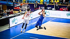 Opavský Radim Kle�ka zakon�uje p�es Vojt�cha Hrubana z Nymburku.