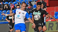 Jií Klíma z Ostravy a Marco Tulio z Karviné se enou za míem bhem utkání 26....