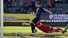 Ond�ej �a�inka ze Slovácka st�ílí první gól branká�i Hugo Janu Ba�kovskému z...