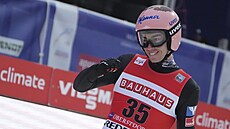 Rakuan Stefan Kraft po finálovém kole let na lyích v Oberstdorfu.