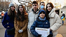 Jedenáctiletý Hasan Chaláf se svými sourozenci v Bratislav. Chlapec pejel...