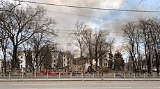 Ruská armáda bombardovala divadlo v Mariupolu. V budov se v tu chvíli...