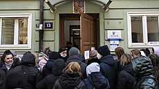 Uprchlíci z Ukrajiny čekají u Úřadu práce, kam dorazili pro mimořádnou... | na serveru Lidovky.cz | aktuální zprávy